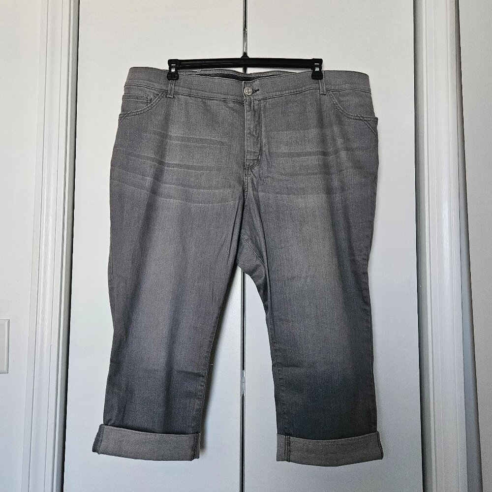 Lee Women's Total Freedom Denim Capris size 24W  NWOT